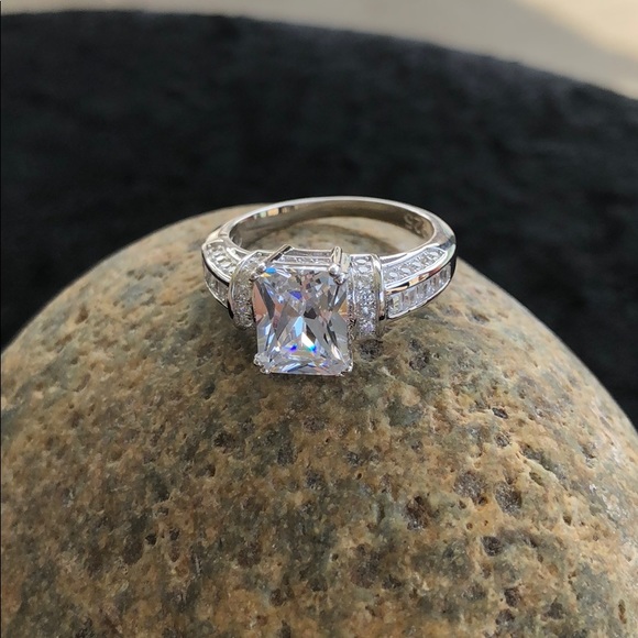 ⬇️HP🎊 Sterling Silver Clear Emerald Cut CZ Ring - Picture 5 of 8